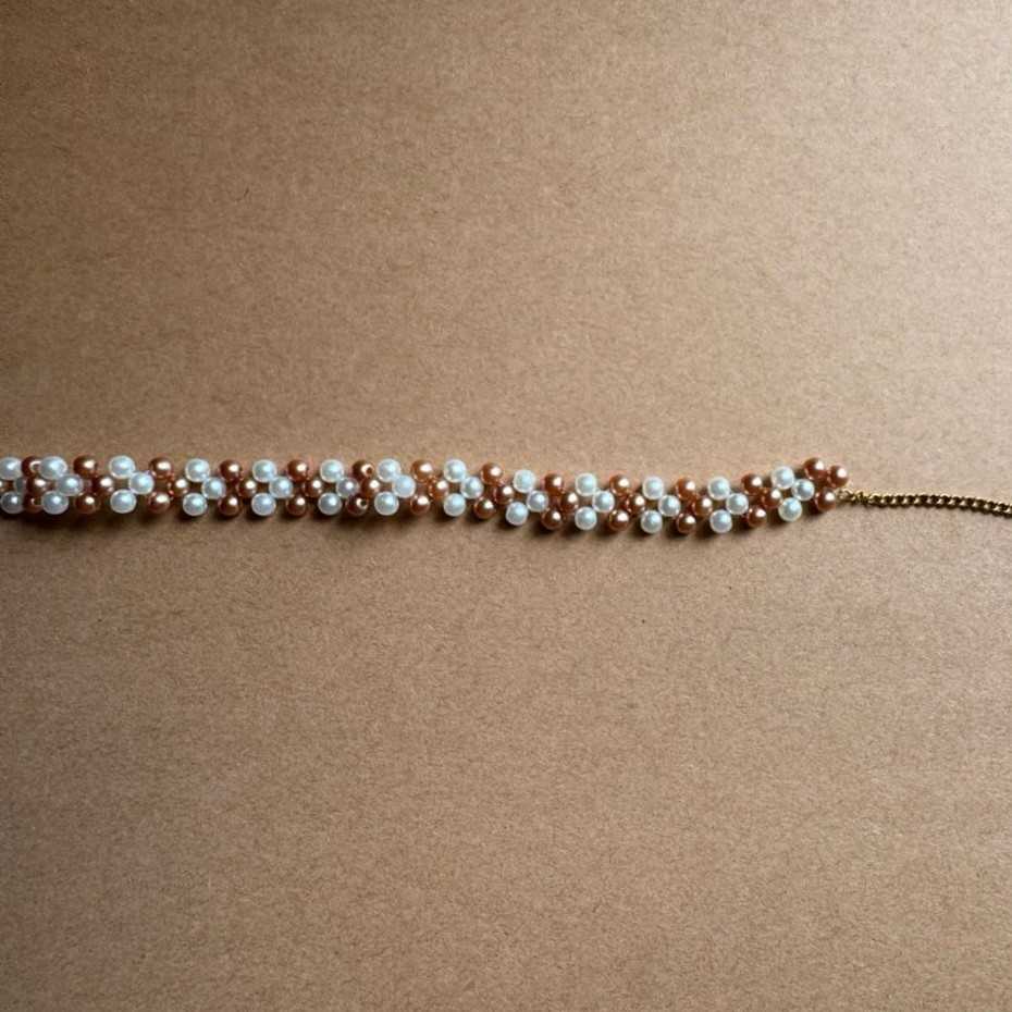 Bracelet Élégance en Perles Blanches et Cuivrées - Charme Sophistiqué