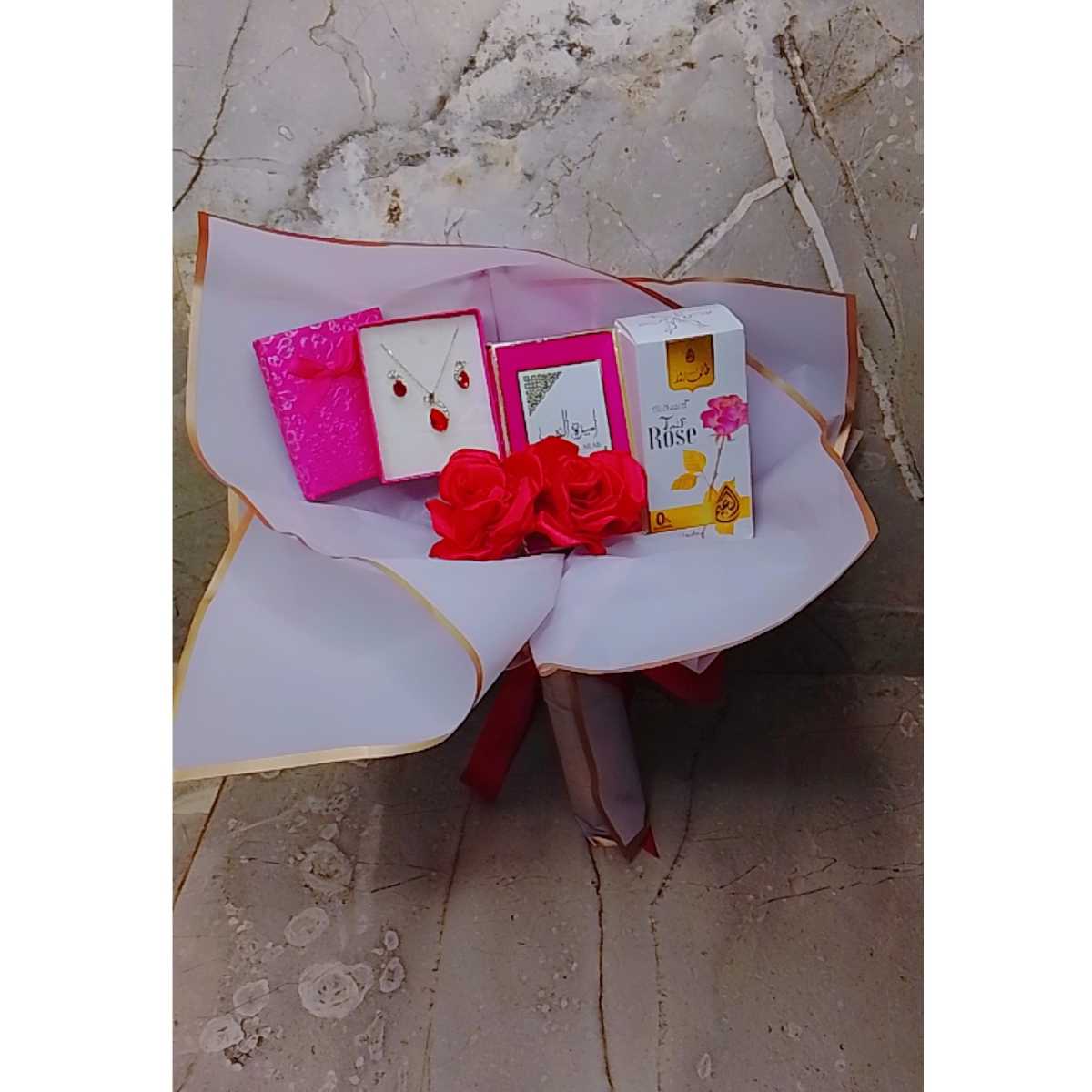 Coffret cadeau femme élégant rose et noir, idée cadeau romantique luxe