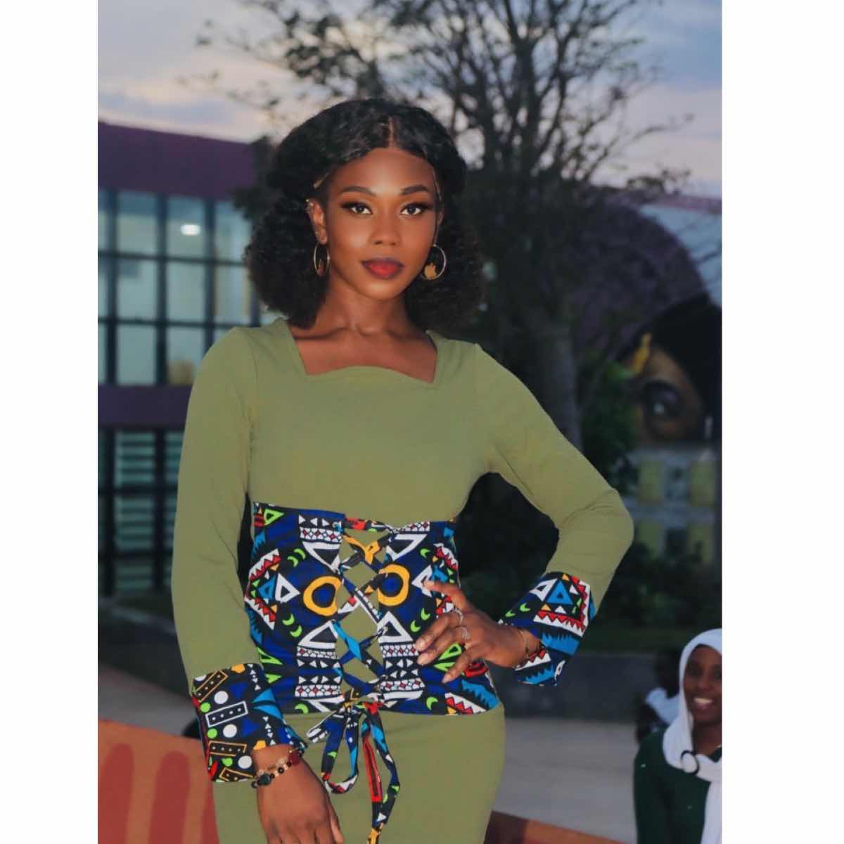 Robe femme wax verte ceinture et manches colorées, chic et élégante