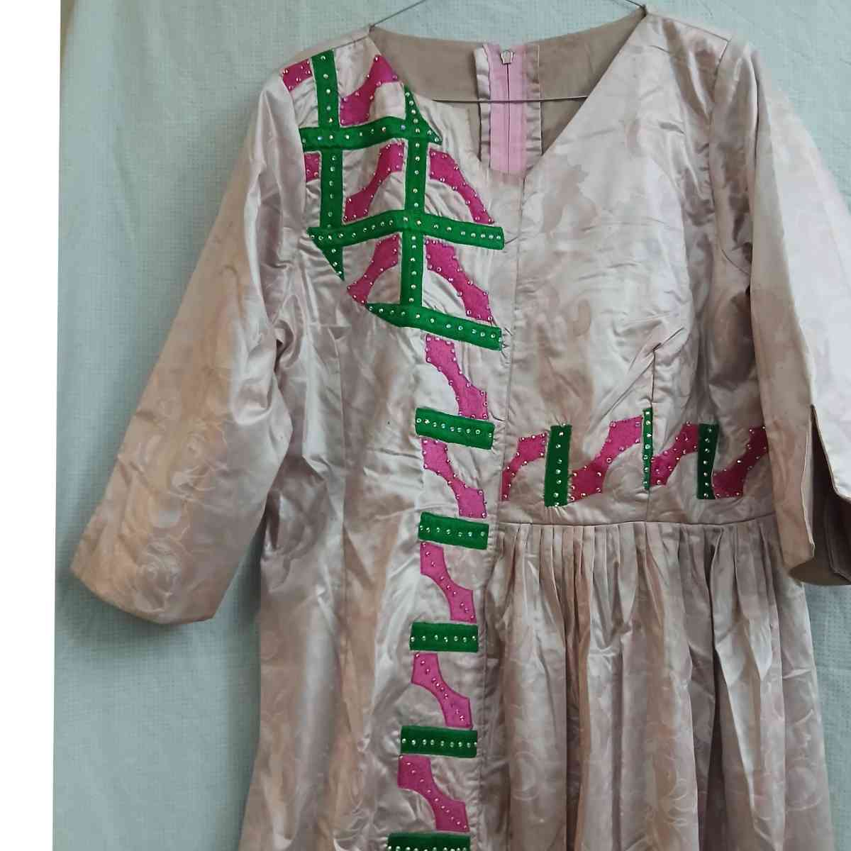 Robe Geztner rose broderies, longue satinée, élégante cérémonie femme