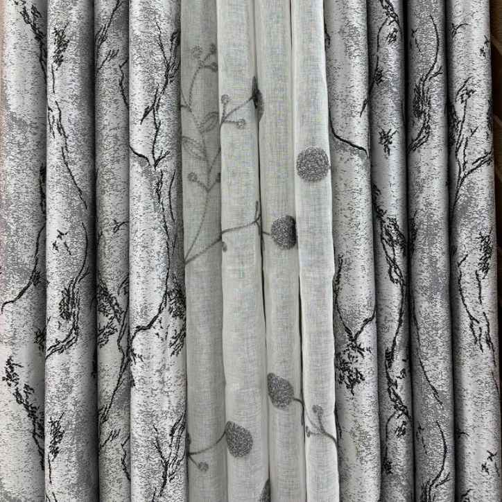 Rideau trois pieces jacquard beige et blanc, élégant brodé doré salon