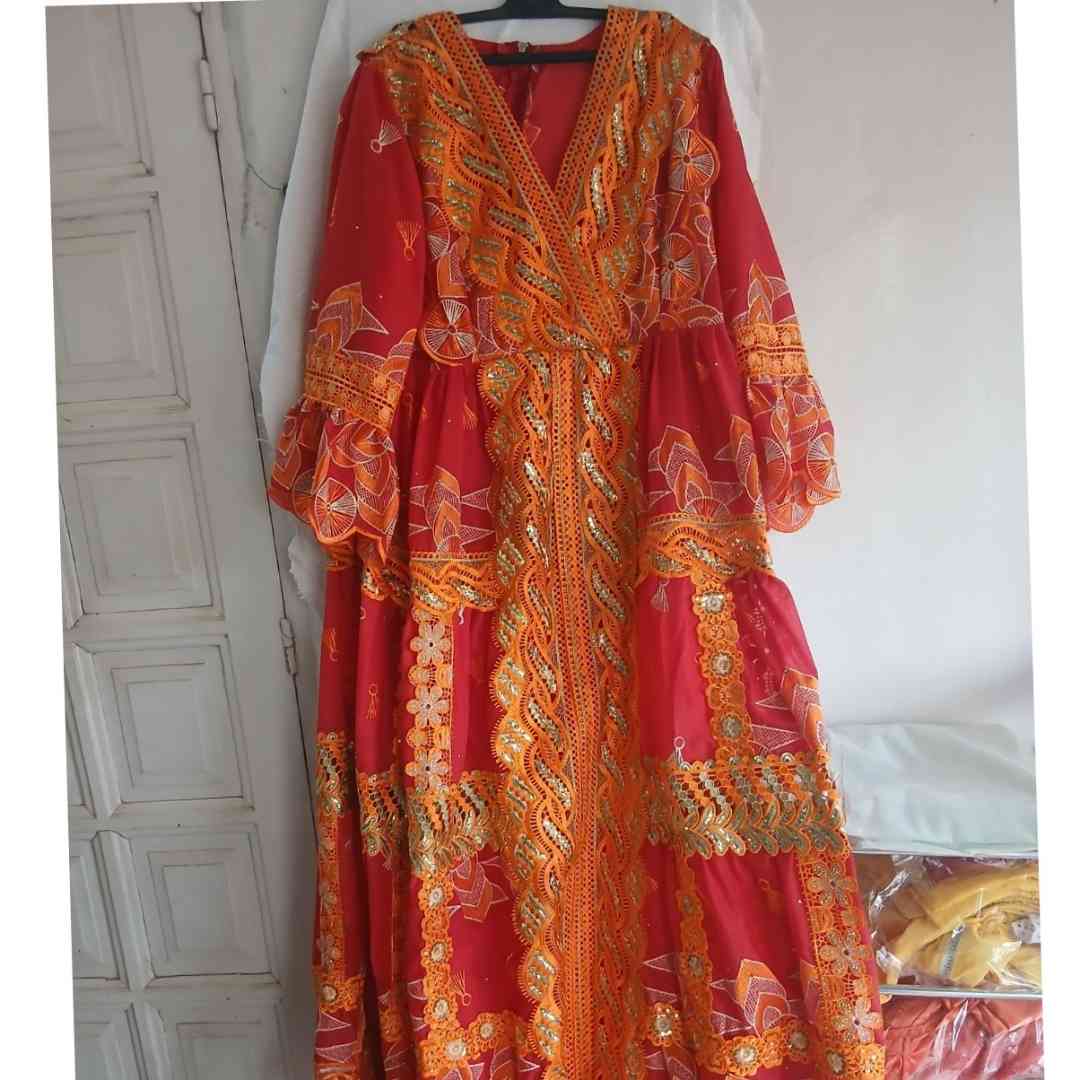Robe brodée élégante avec garnitures pour un look unique