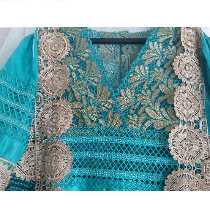 Robe bazin dentelle femme longue élégante cérémonie brodée bleu turquoise
