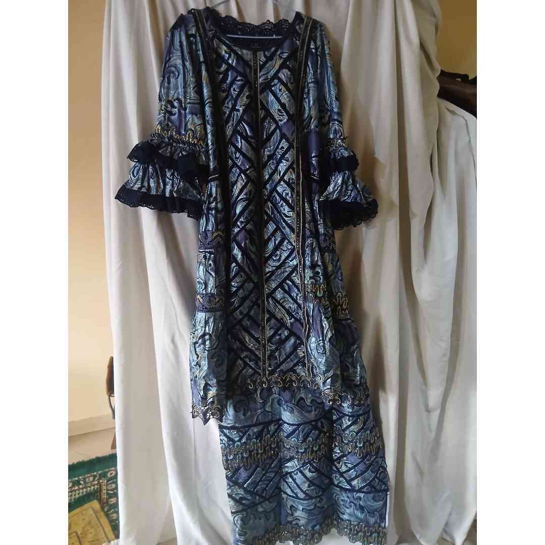 Robe wax femme élégante longue, motifs géométriques et dentelle noire