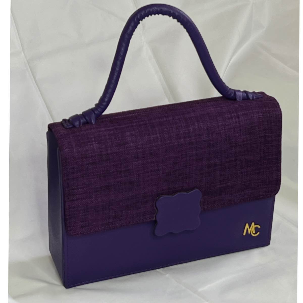 Sac à bandoulière cuir femme marron élégant avec fleur, format quotidien