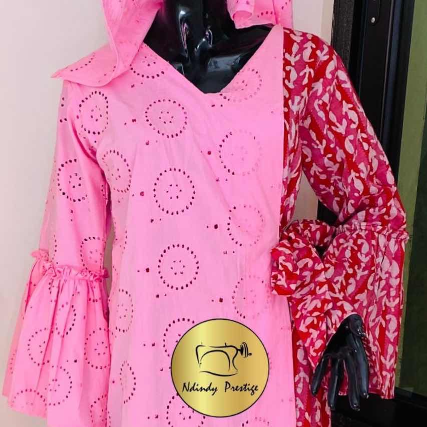 Robe patch brodée femme indigo rose et rouge, manches asymétriques chic