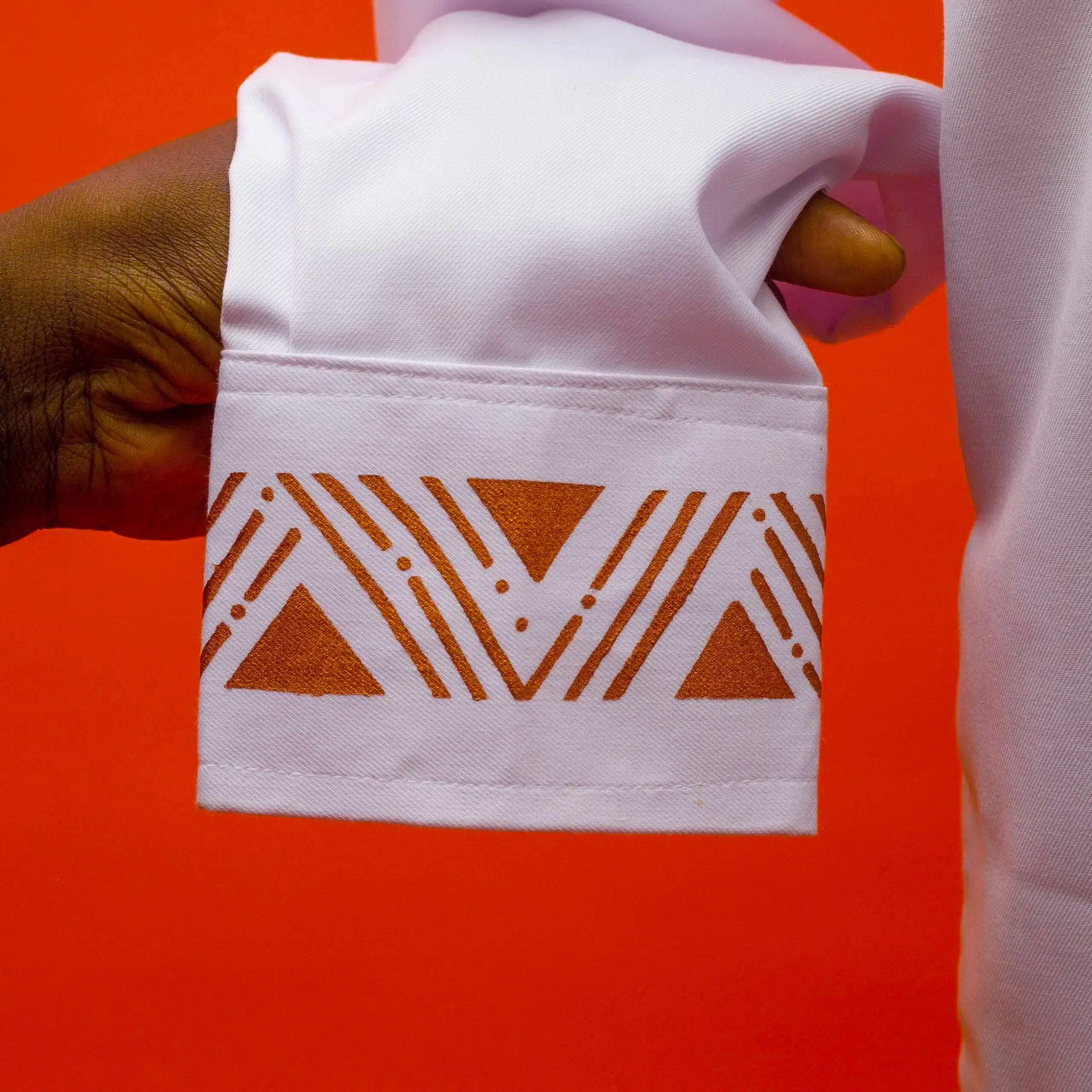 Chemise blanche homme avec des motifs artistiques ethniques