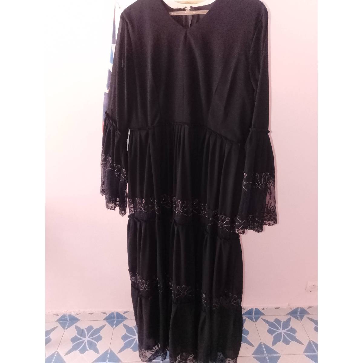 Robe longue noire femme élégante en dentelle, chic soirée et cérémonie