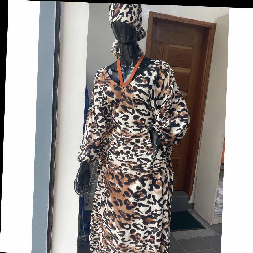 Tunique femme imprimé léopard longue satinée chic avec foulard assorti