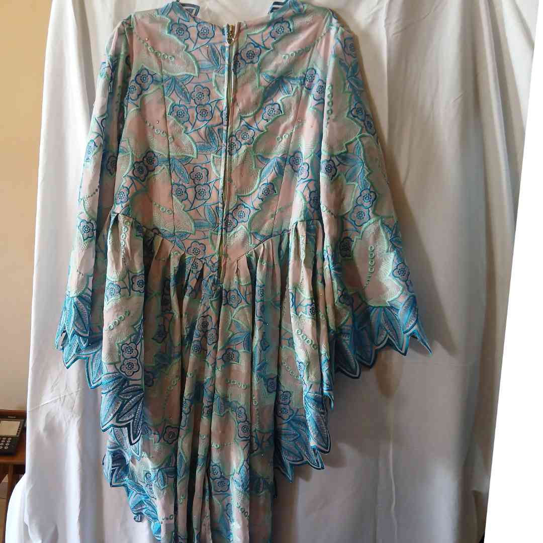 Ensemble jupe et haut brodé bleu femme, chic et élégant cérémonie