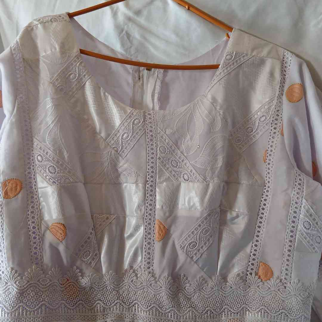 Robe brodée femme élégante blanc saumon , cérémonie et occasions spéciales