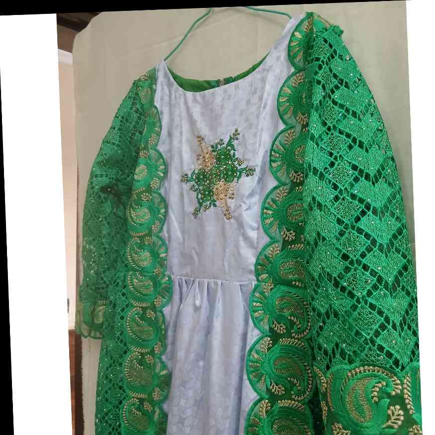 Robe Geztner femme grise et verte dorée, longue élégante dentelle cérémonie