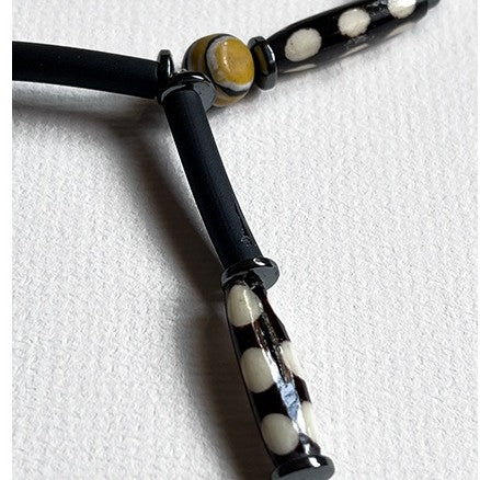 Taaraa - Collier design contemporain noir et blanc avec boucles d'oreilles, bijou artisanal femme unique