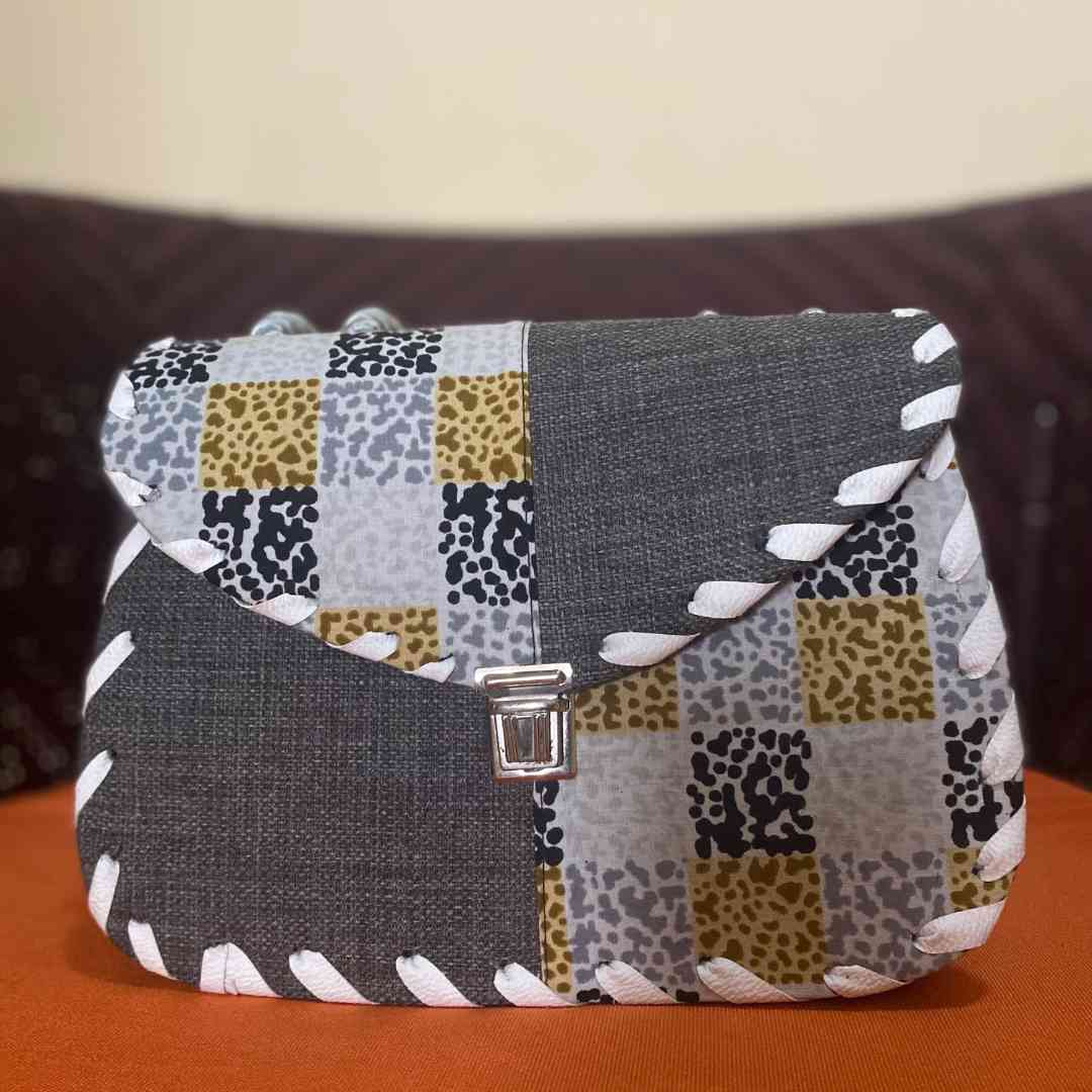 Sacoche en wax et raphia grise