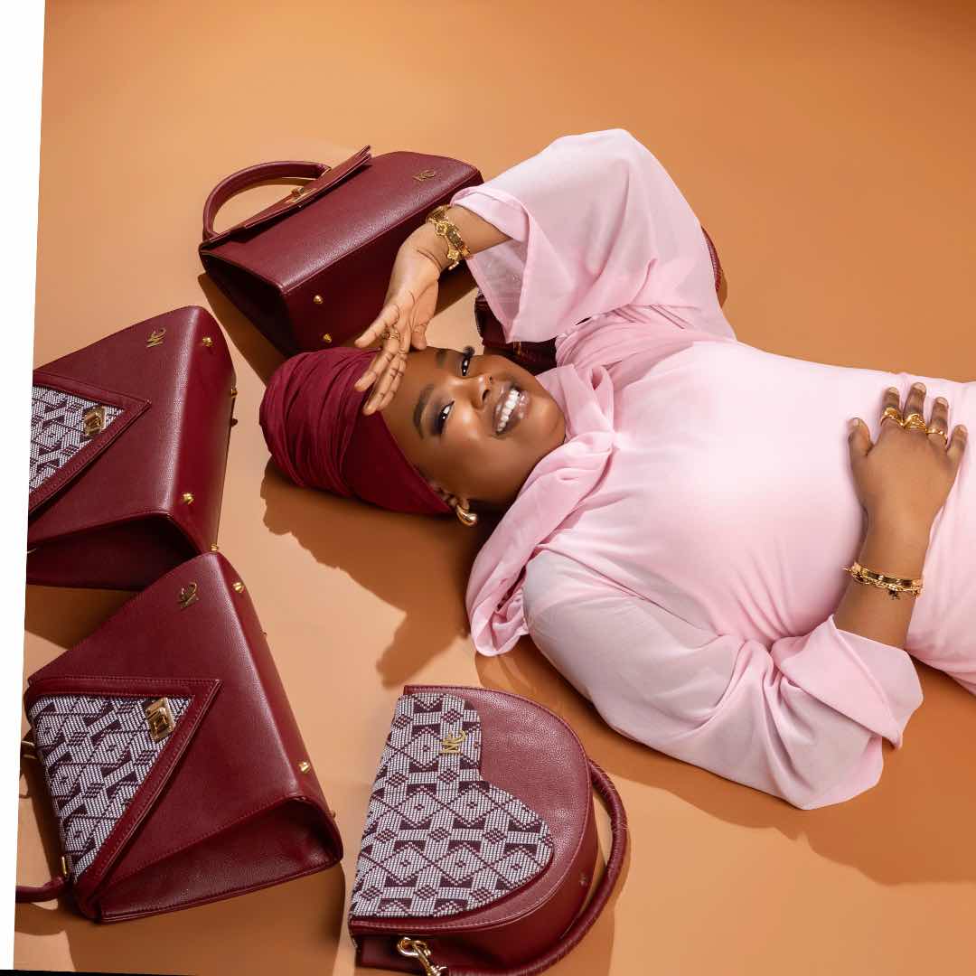 Sac à bandoulière bordeaux cuir femme élégant et chic détails dorés 23x30 cm