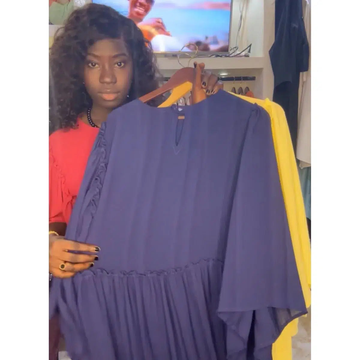 Robe plissée femme longue jaune pastel, élégante et ceinturée à la taille