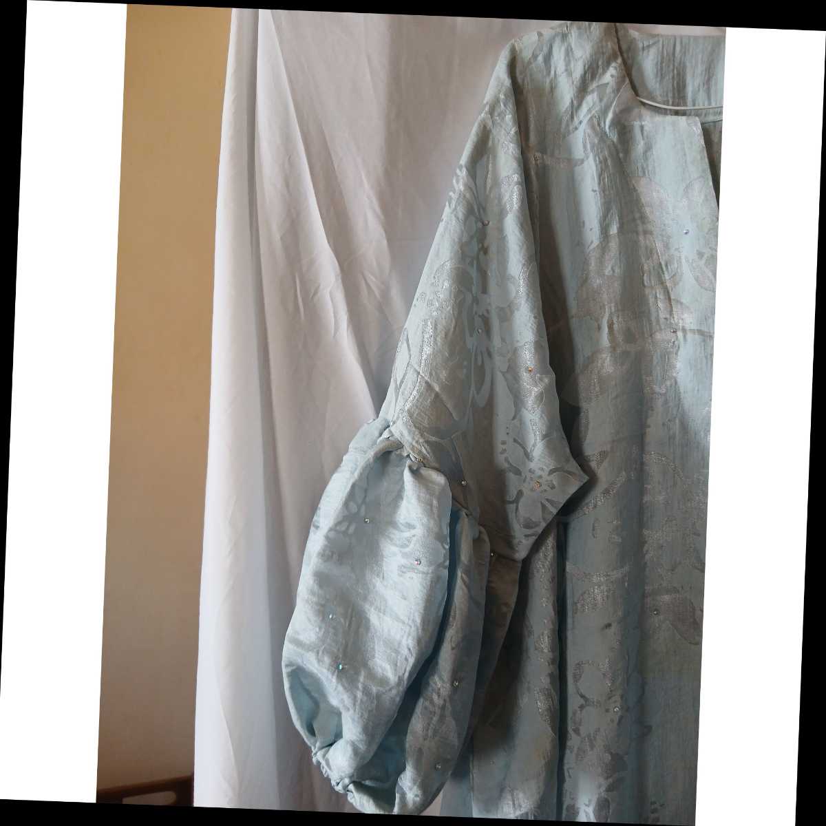 Robe tunique bohème en bleue avec fleurs grises