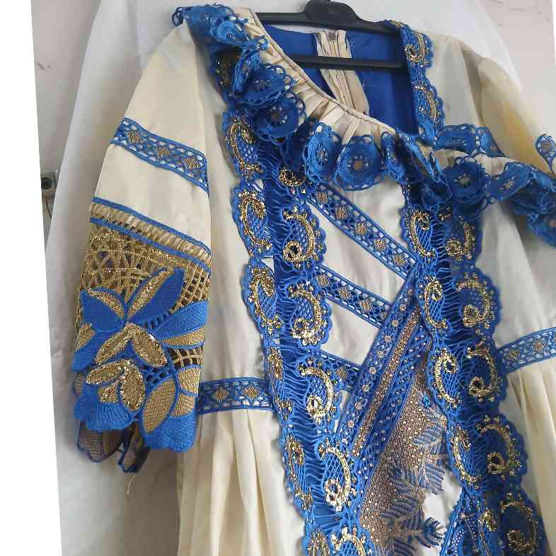 Robe bazin femme élégante brodée dorée, ample, cérémonie africaine