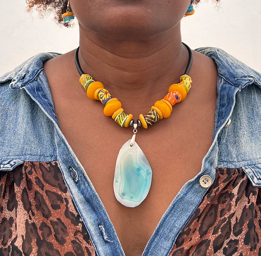 Collier et boucles d'oreilles en perles de verre et agate