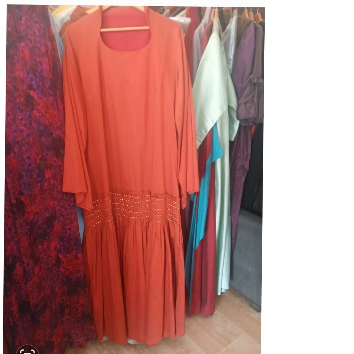 Robe orange perles dorées longue élégante femme chic et confortable