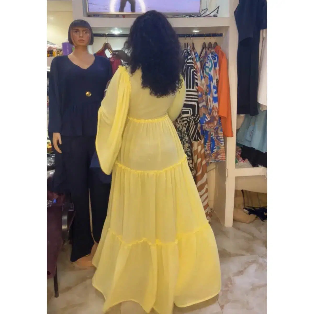 Robe plissée femme longue jaune pastel, élégante et ceinturée à la taille