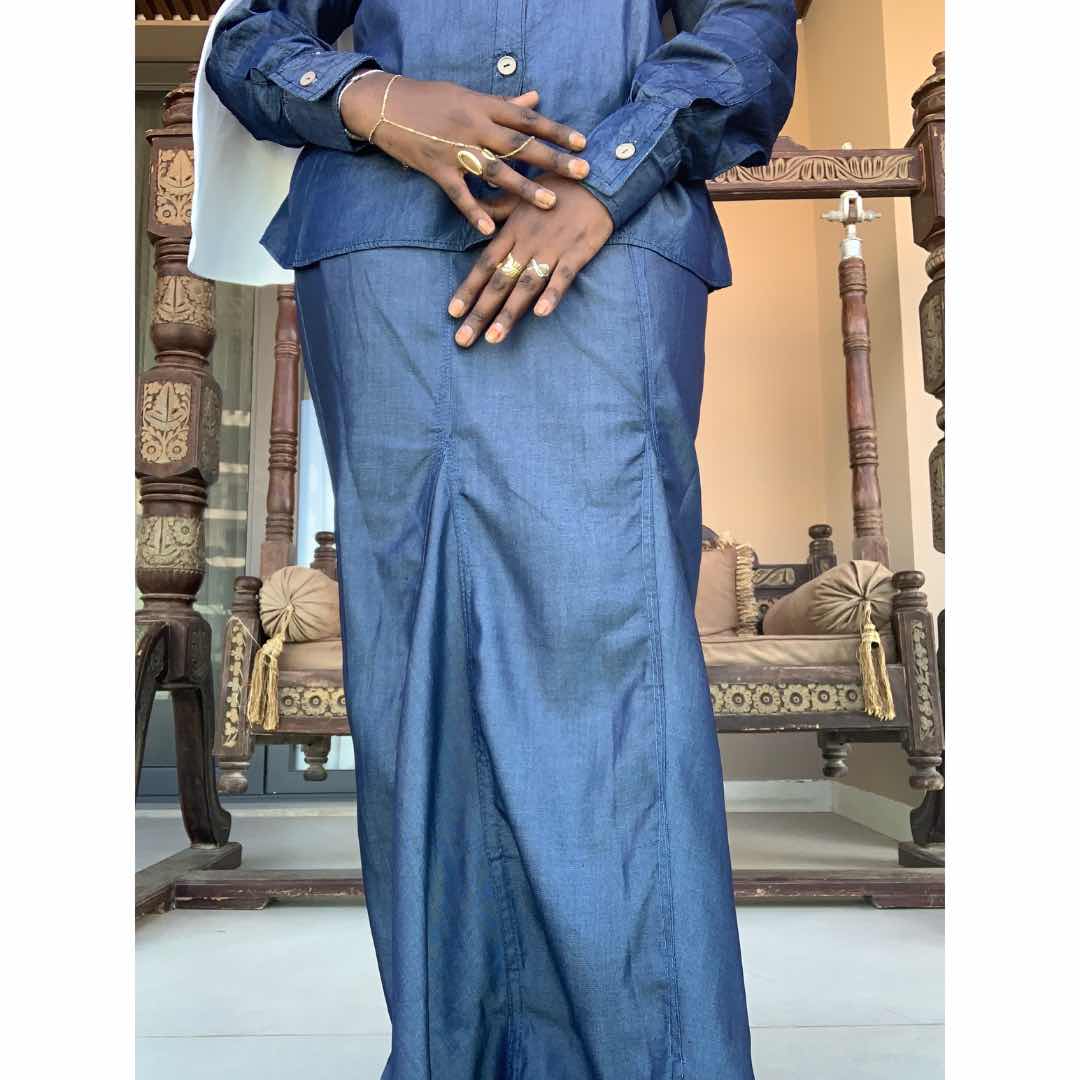 Ensemble jupe et chemise gris anthracite avec des manches langues serrées