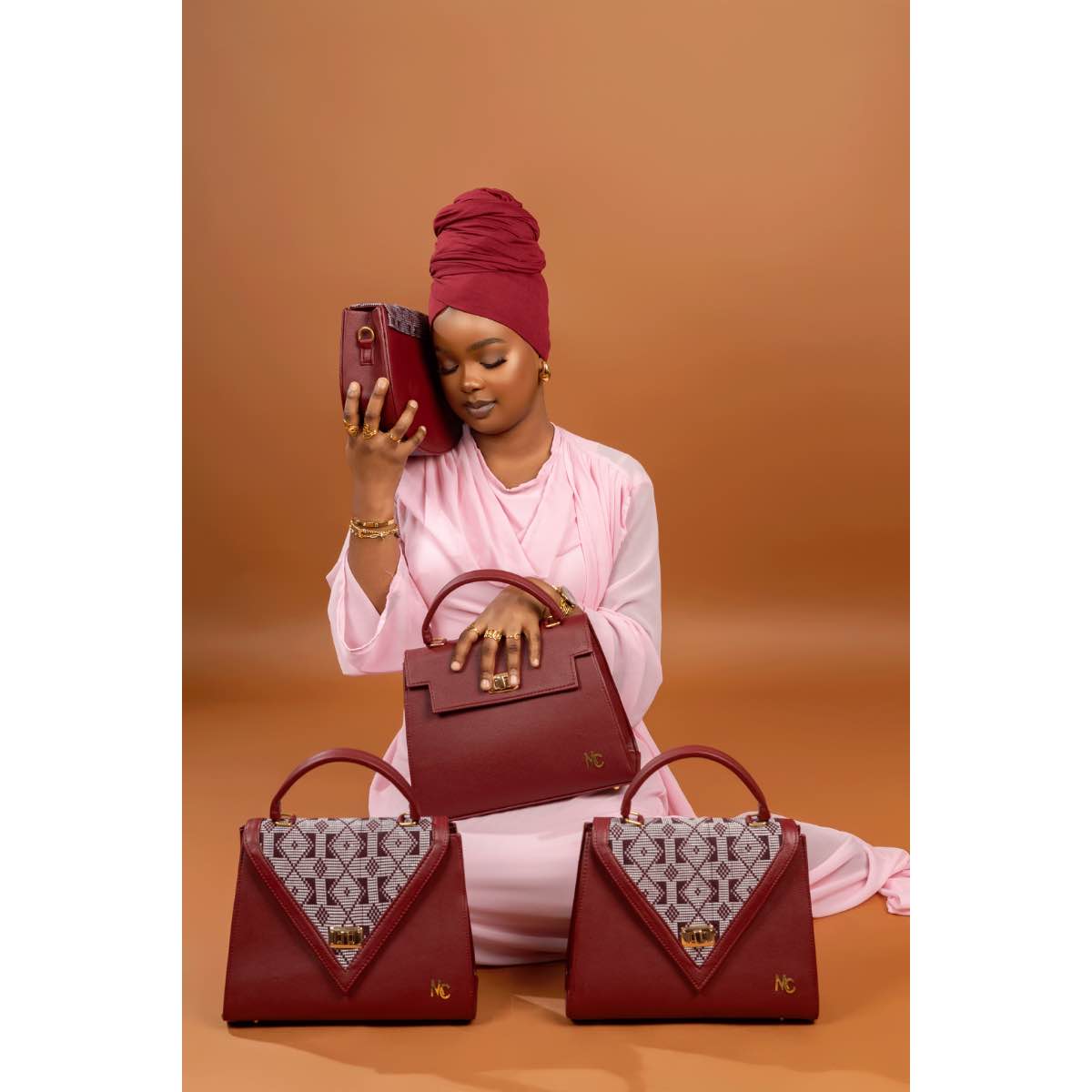 Sac à bandoulière bordeaux cuir femme élégant et chic détails dorés 23x30 cm