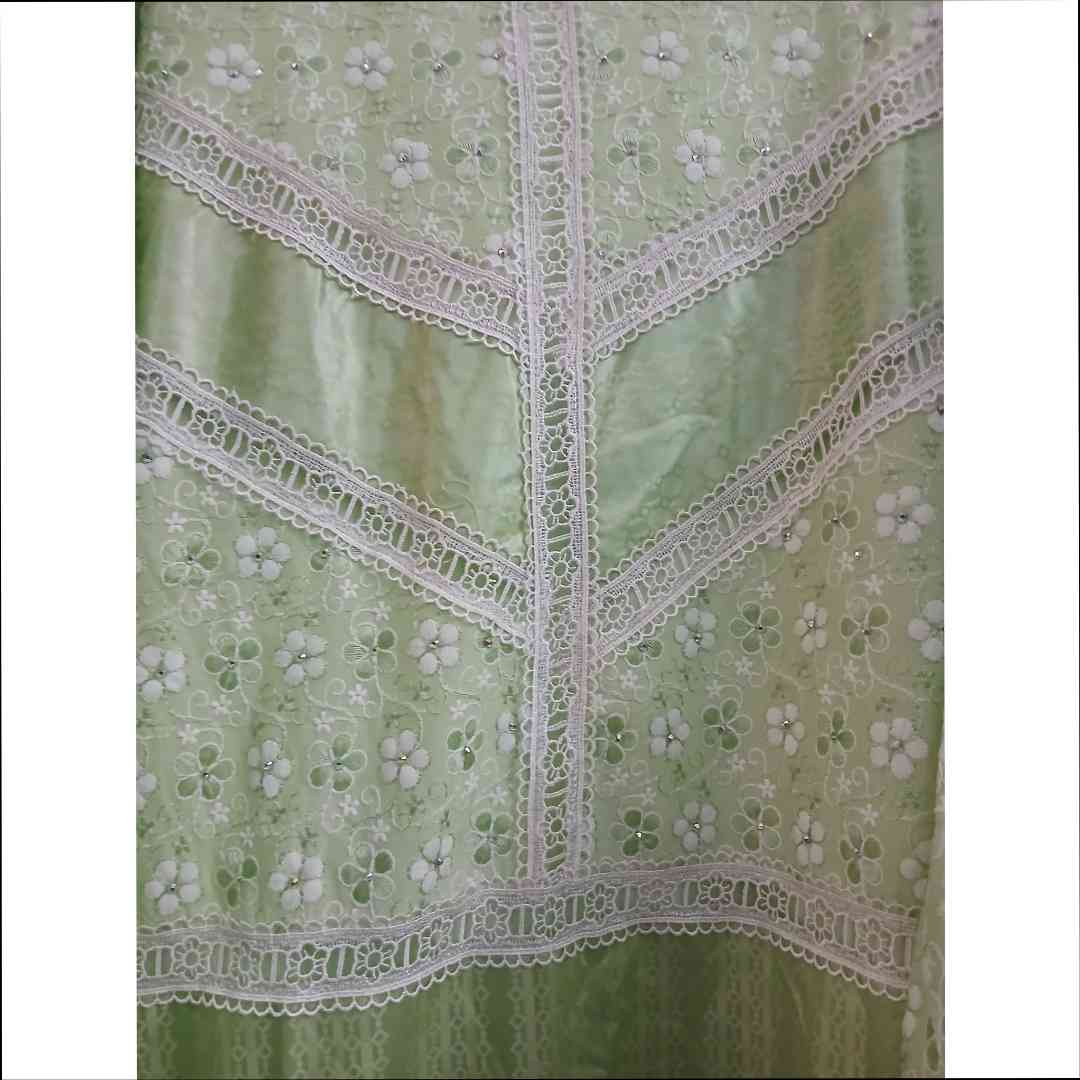 Robe verte brodée femme élégante, style bohème chic, garnitures blanches