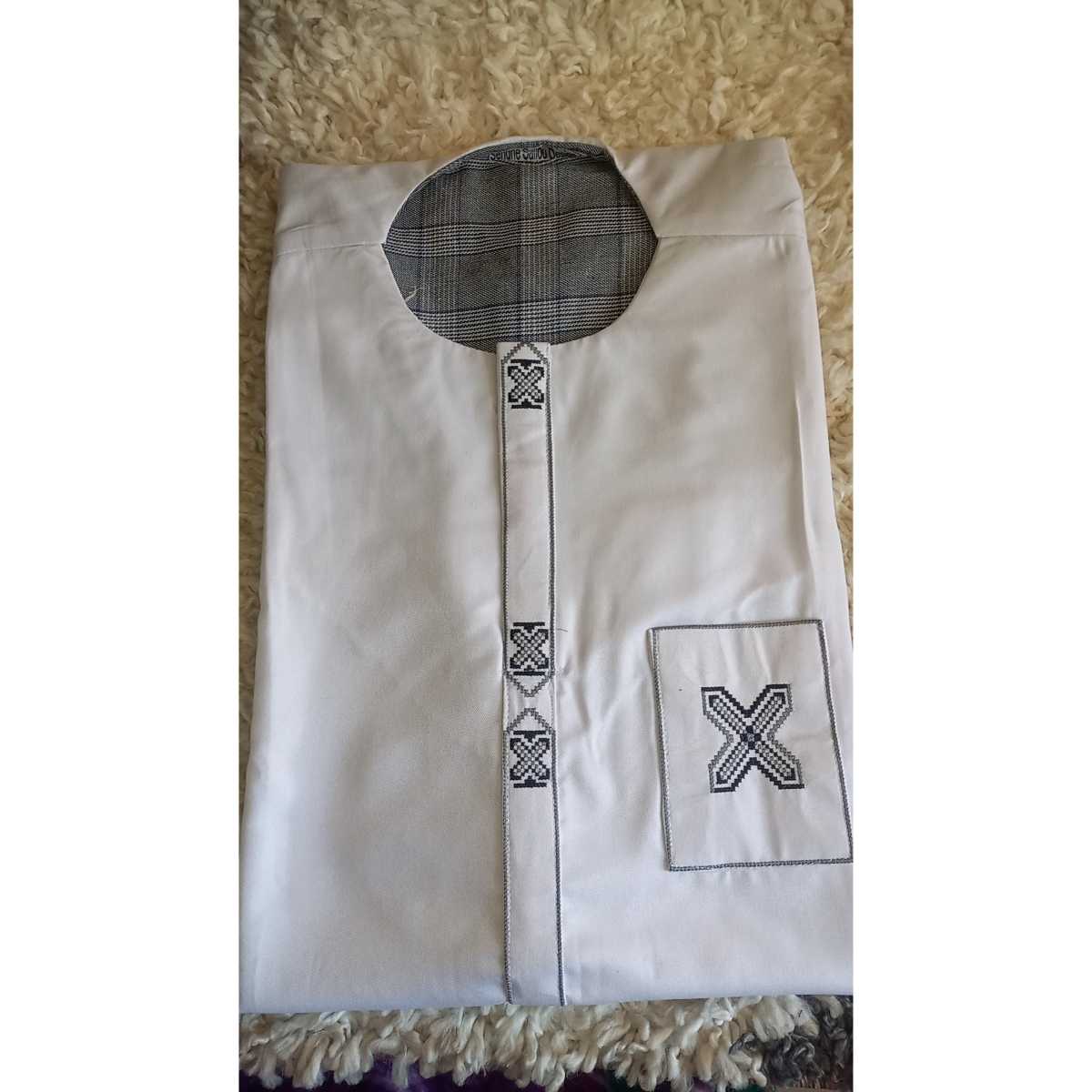 Chemise homme blanche élégante en coton, col rond, chic et moderne