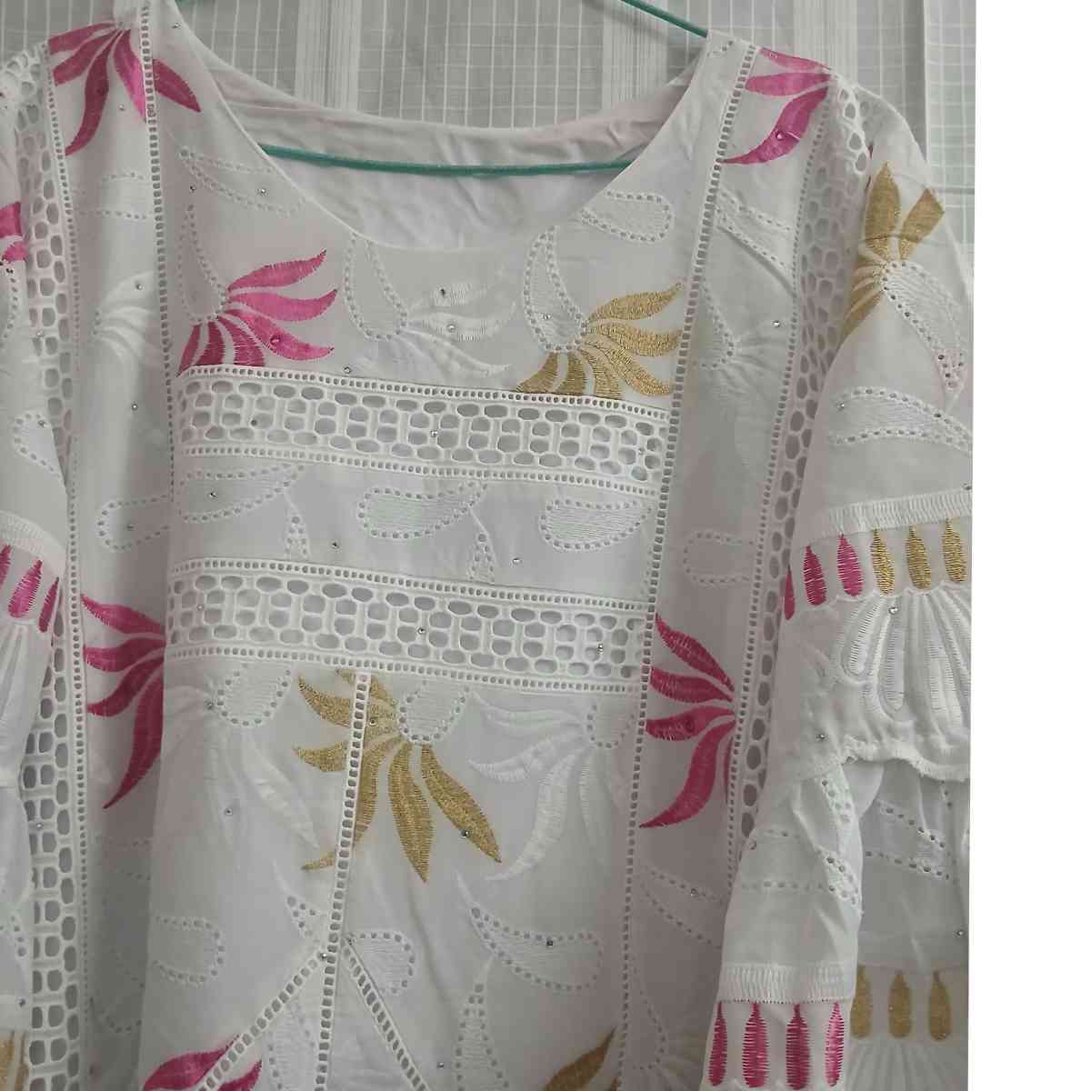 Robe blanche femme broderie rose et dorée, longue bohème chic élégante