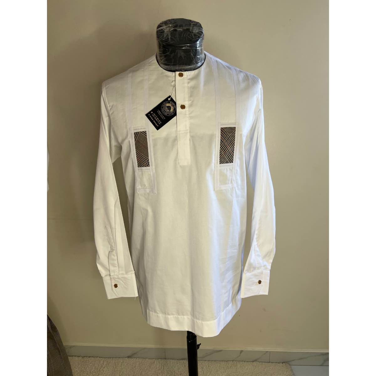 Chemise homme blanche en coton col mao avec des détails carreaux