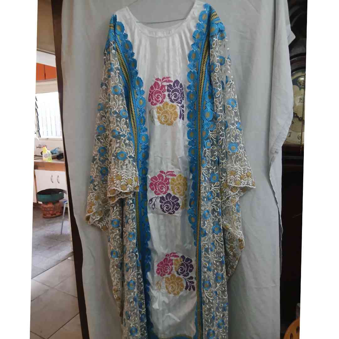 Boubou blanc femme brodé bleu turquoise, robe élégante de mariage ethnique