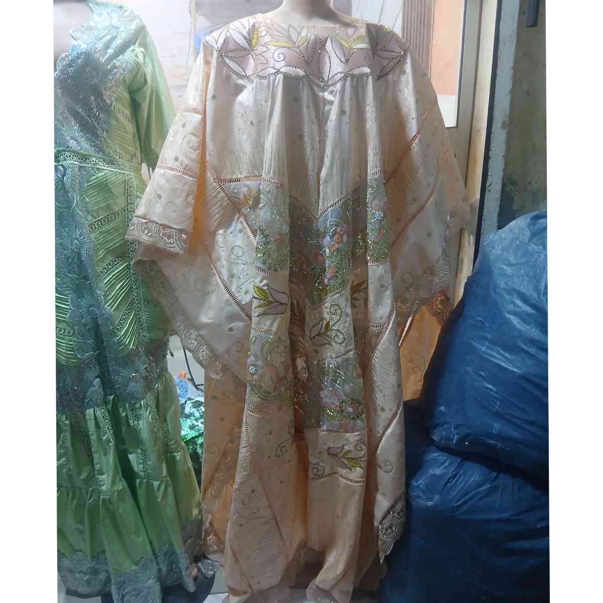 Boubou saumon orange clair avec garnitures multicolores exclusif