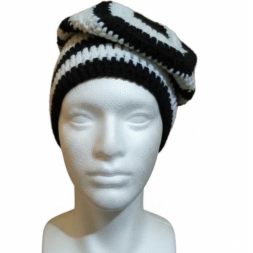 Bonnet rayé noir et blanc slouchy fait main crochet – Chaud et stylé