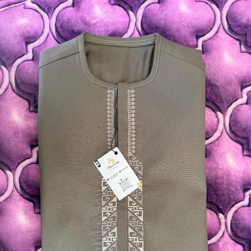 Costume africain homme beige brodé élégant – vêtement traditionnel chic