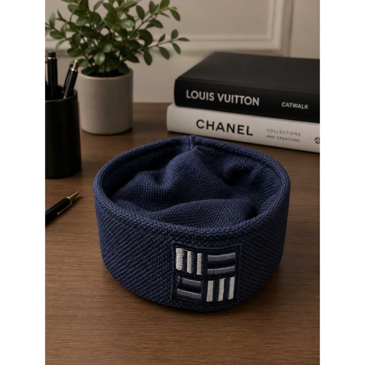 Chapeau togolais bleu Kantu en laine, bonnet brodé chic et moderne