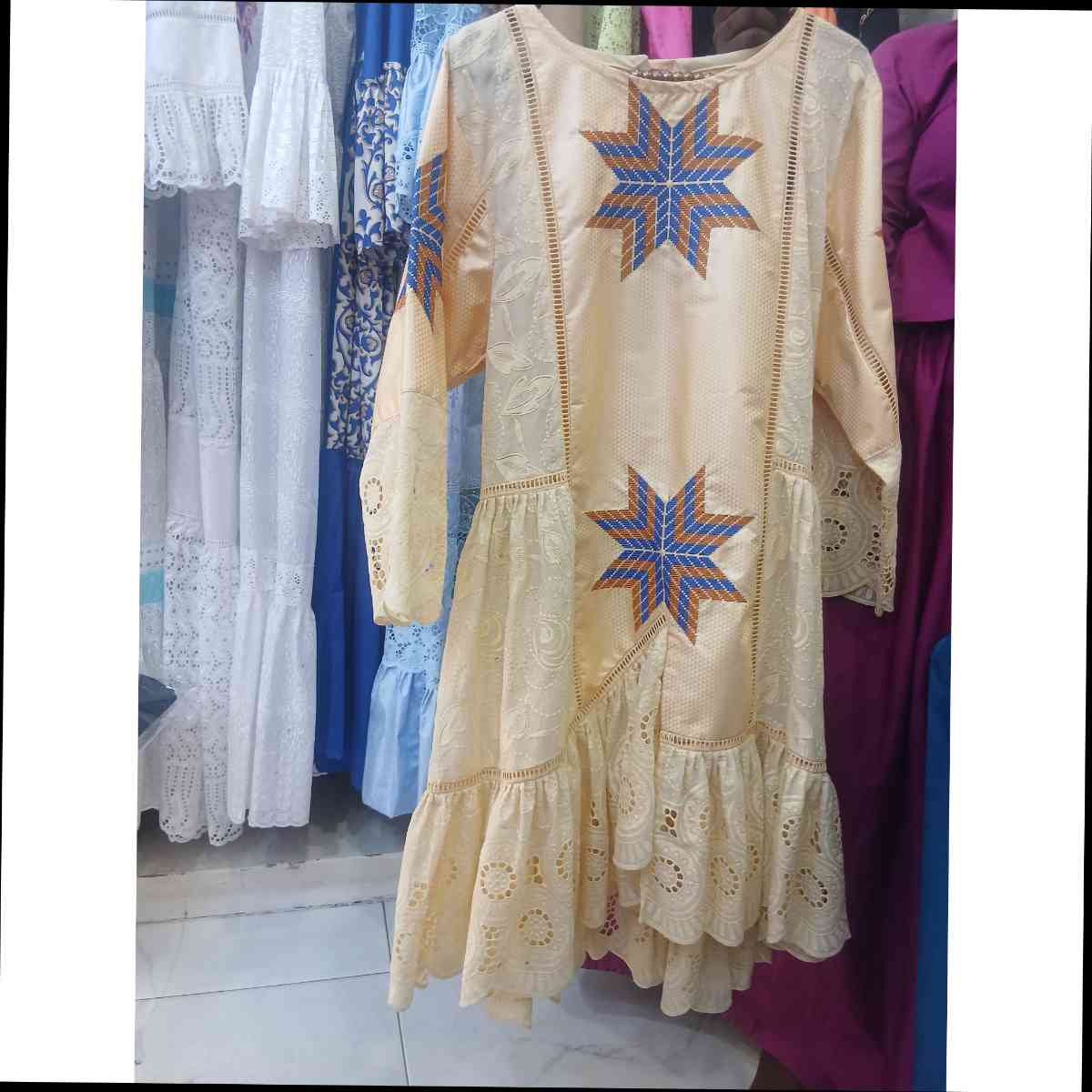 Ensemble marinière femme brodé chic avec bazin, pagne et foulard élégant