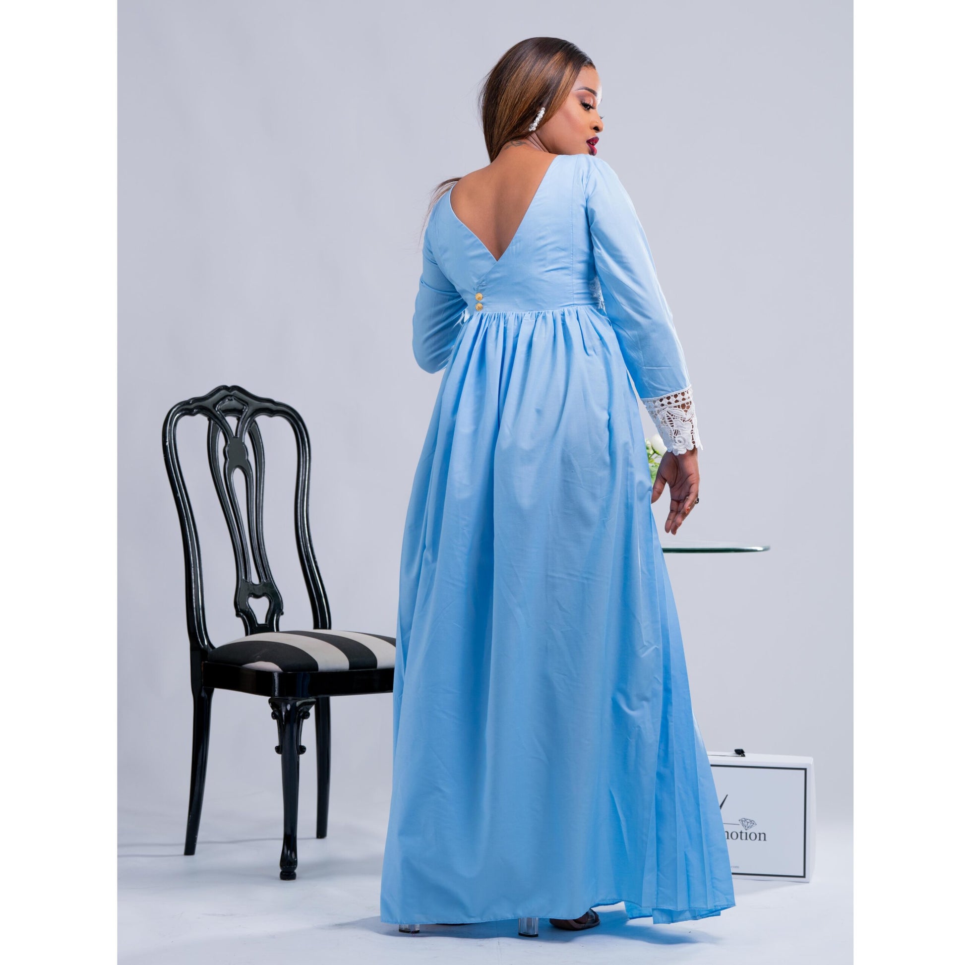 Robe Plissée Longues Porte-feuille derrière à manches longues avec de la garniture blanche et des boutons derriere avec sa jupe en dessous