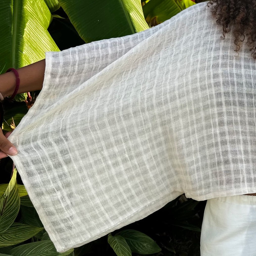 Haut léger et ample en coton voile beige et en teinture naturelle