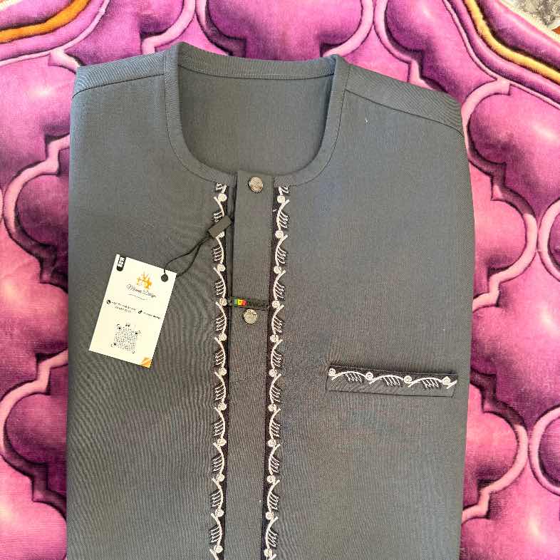 Costume africain homme beige brodé élégant – vêtement traditionnel chic