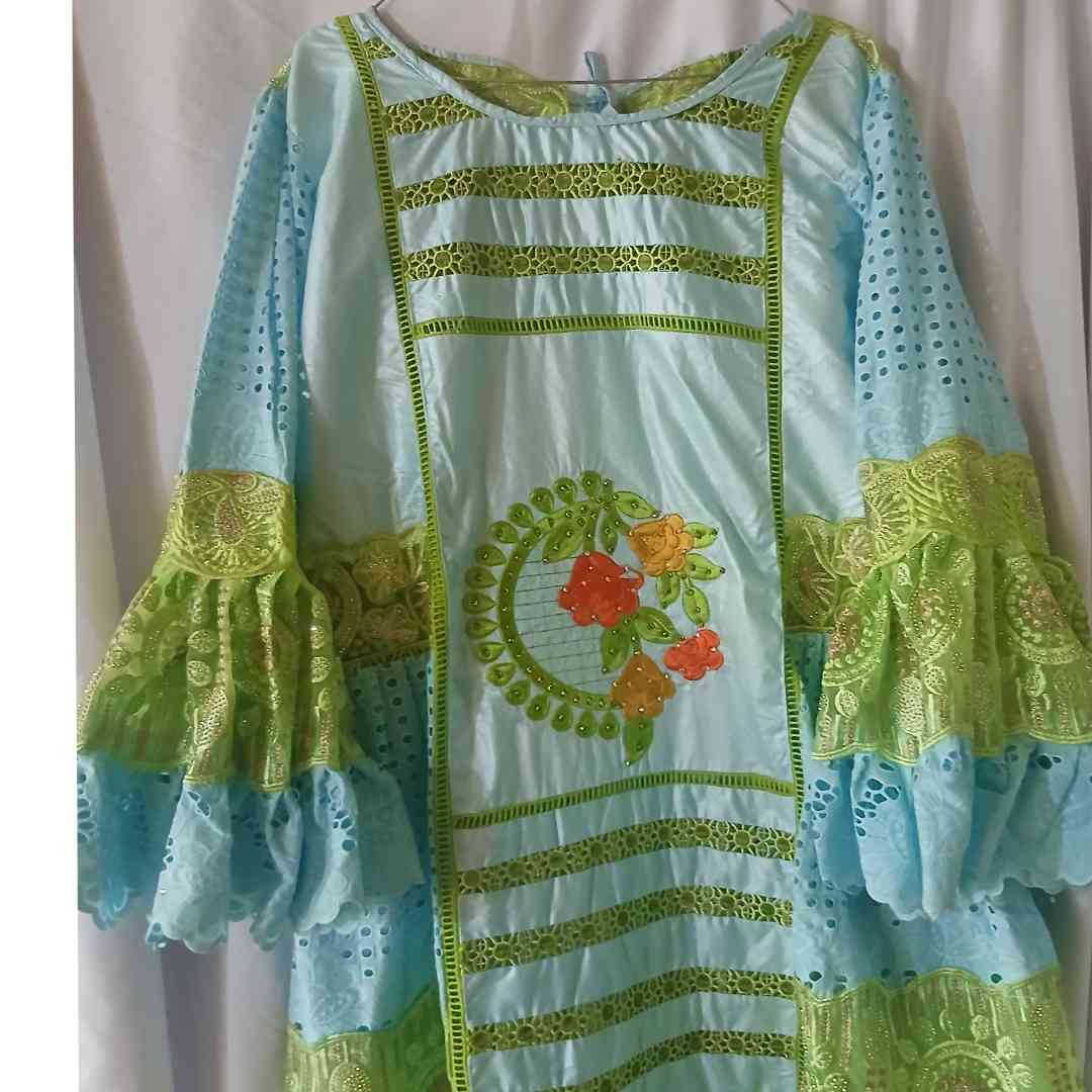 Robe bazin bleu femme brodée cérémonie, élégante bleu et vert grande taille