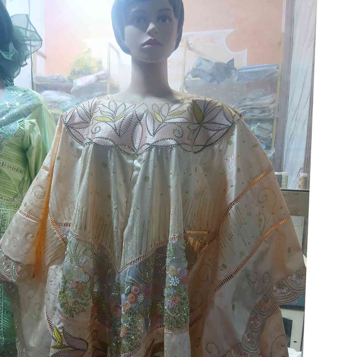 Boubou saumon orange clair avec garnitures multicolores exclusif