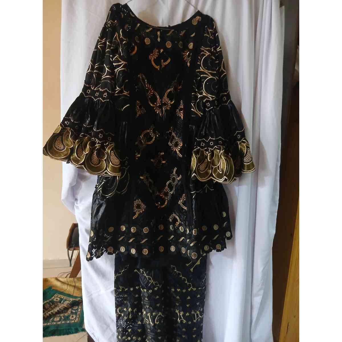 Ensemble bazin femme brodé noir doré et pagne, tenue africaine élégante