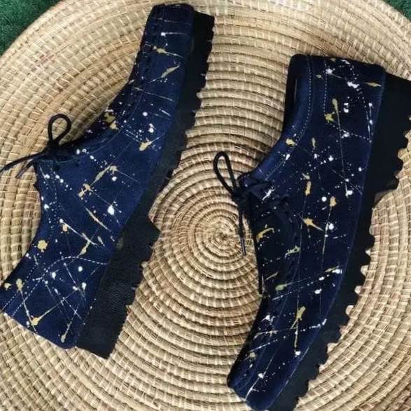 Chaussures bleu marine homme streetwear originales, baskets artistiques daim