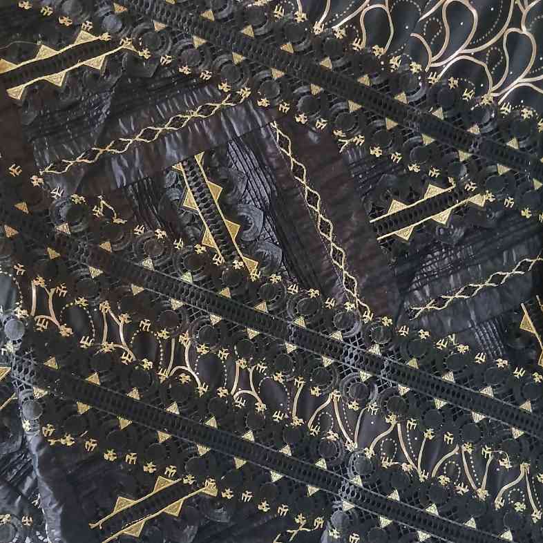 Ensemble bazin femme brodé noir doré et pagne, tenue africaine élégante