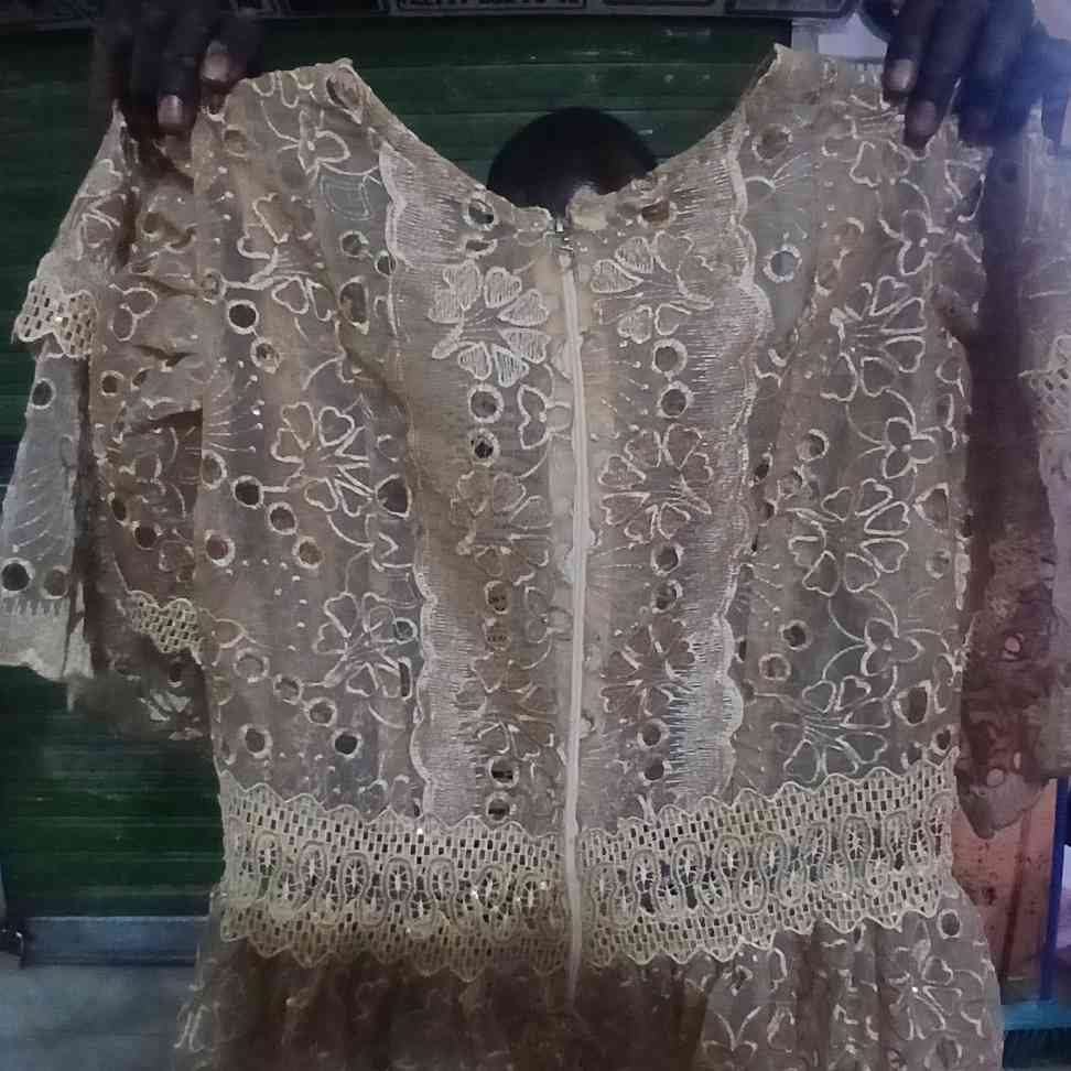 Robe marron élégante en dentelle beige pour un look irrésistible