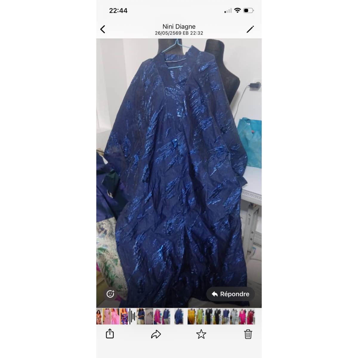 Robe verte élégante femme longue, col en V doré, manches évasées chic