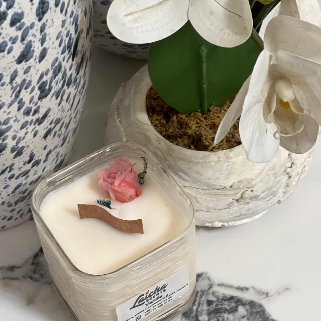 Bougie d'ambiance artisanale parfumée, cire naturelle et fleurs séchées