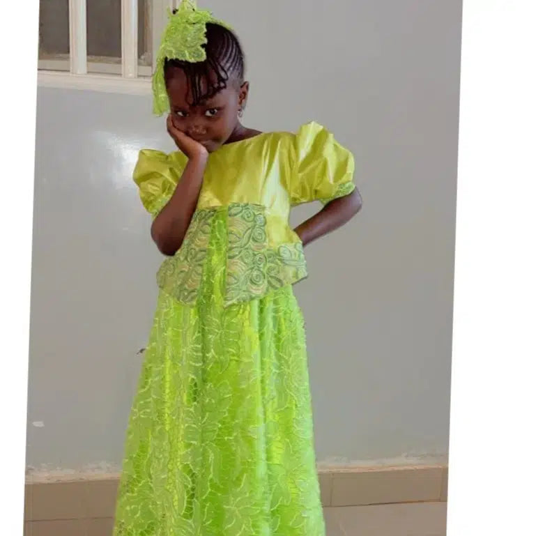 Robe fille 95 x 70 cm disponible en plusieurs couleurs tendance