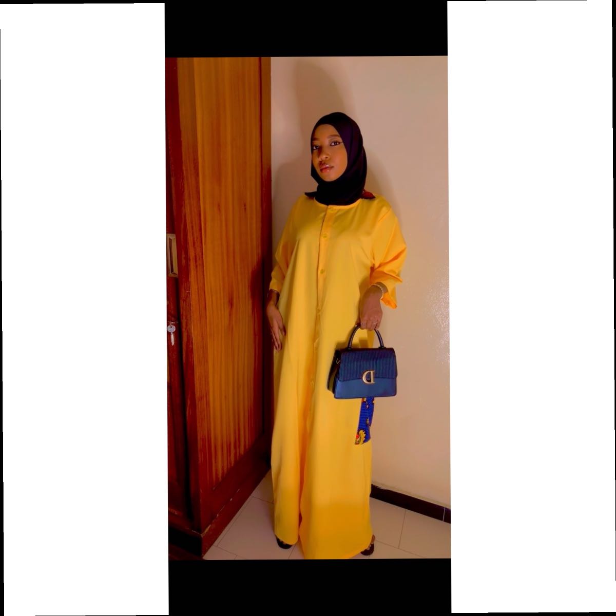 Robe longue beige femme élégante et ensemble pantalon chemise moderne